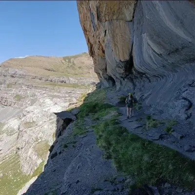 Senderismo por la Faja de las Flores en el Parque Nacional de Ordesa