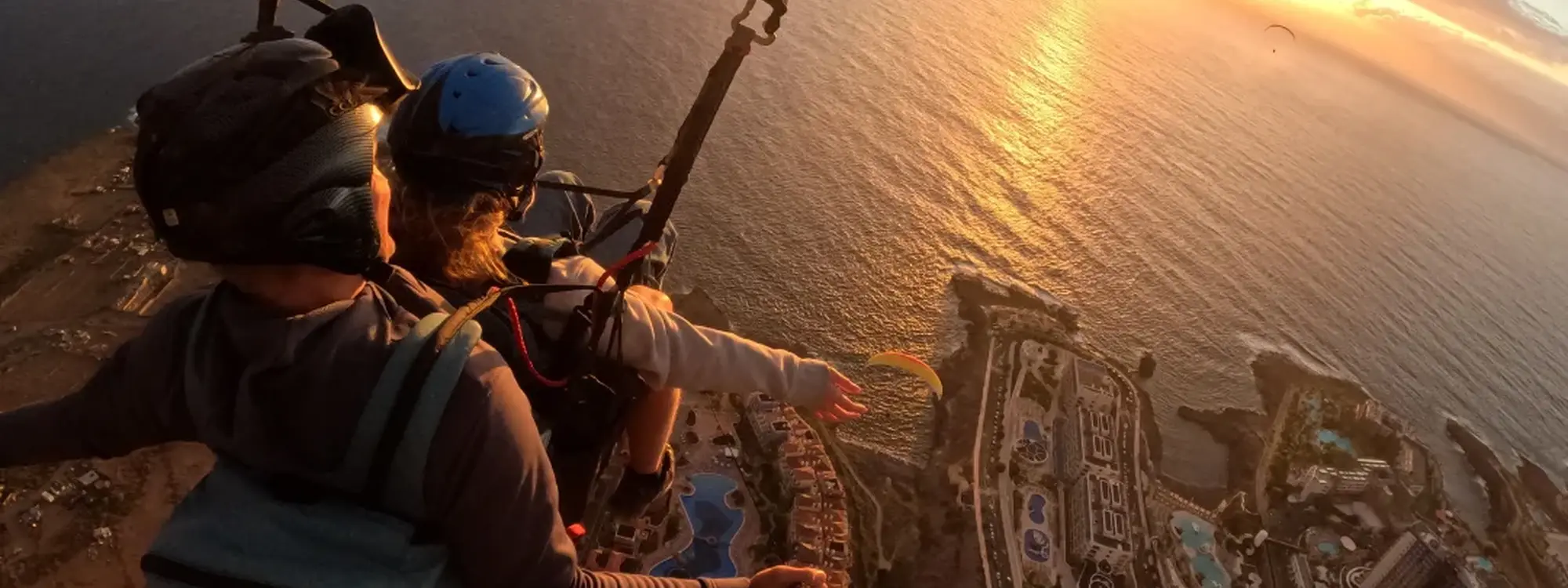 Vuelo de parapente PREMIUM con el campeón nacional Daniel Crespo en Adeje, Tenerife