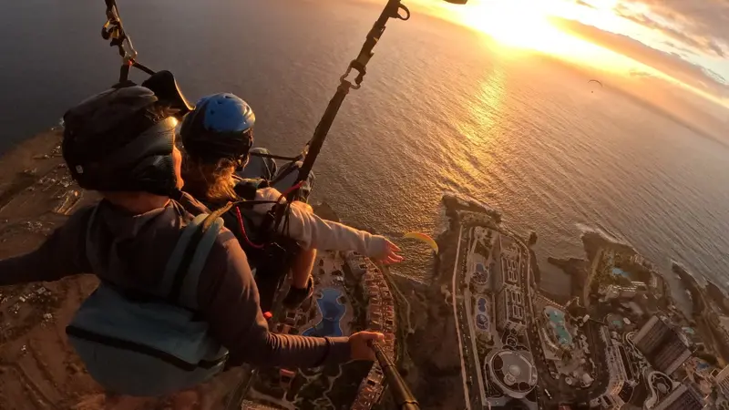 Vuelo de parapente PREMIUM con el campeón nacional Daniel Crespo en Adeje, Tenerife