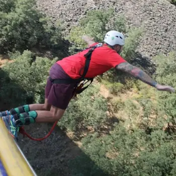 Salto de Puenting de 30 metros de altura desde el puente de Buitrago del Lozoya, Madrid