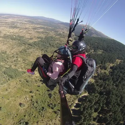 Bautismo de vuelo en parapente en Somosierra sobre el Valle del Lozoya
