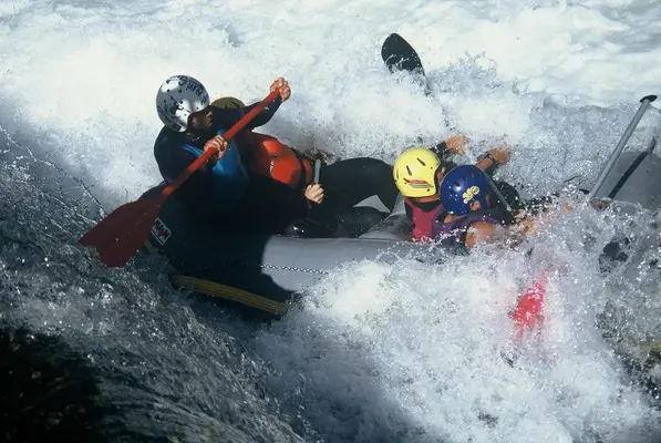 Rafting de aguas bravas en el río Sella desde Arriondas, Asturias