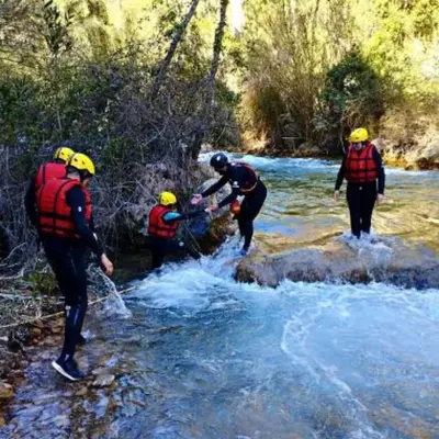Descenso de aguas bravas por el río Mijares con tu propio cuerpo desde Montanejos, Castellón