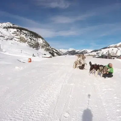Paseo en trineo de perros en el Pirineo Aragonés desde el Valle de Pineta en Bielsa, Huesca