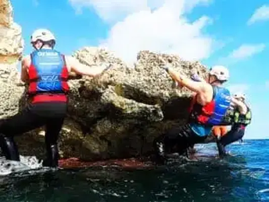 Coasteering por los acantilados de la Playa de Torres en Villajoyosa