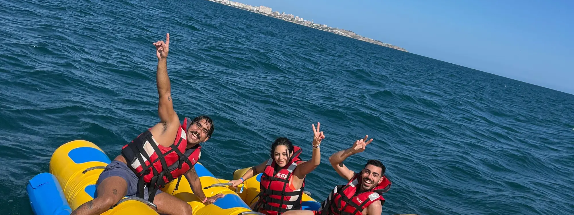 Hinchables acuáticos en Alicante: Crazy Sofa y Flyfish desde el Puerto Deportivo
