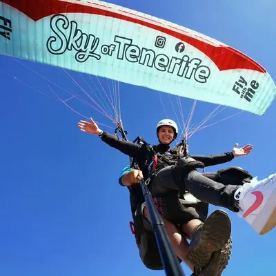 Vuelo de parapente PREMIUM con el campeón nacional Daniel Crespo en Adeje, Tenerife