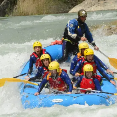 Rafting en el río Aragón Subordán en el valle de Hecho