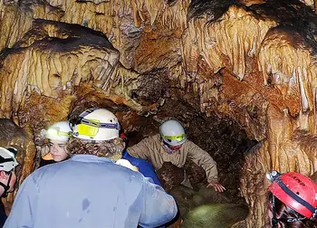 Espeleología de iniciación en la Cueva de la Sarsa en Bocairent