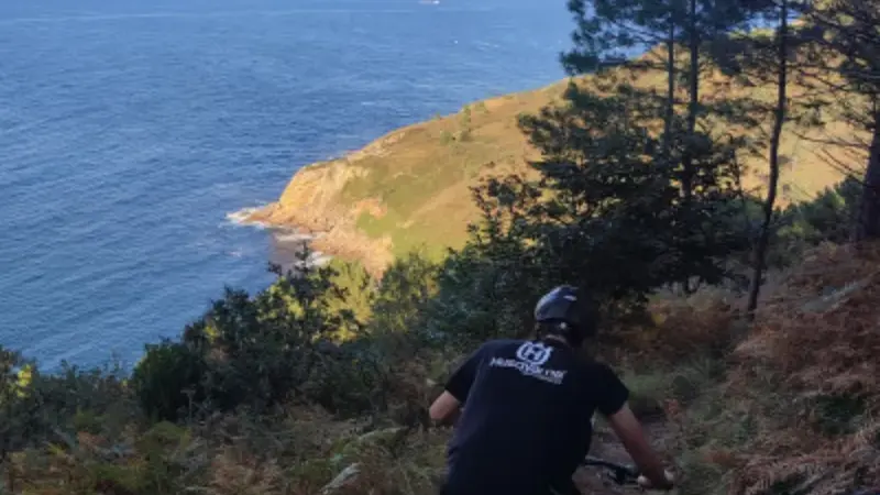 Ruta guiada en bicicleta de montaña por la Costa Vasca desde San Sebastián