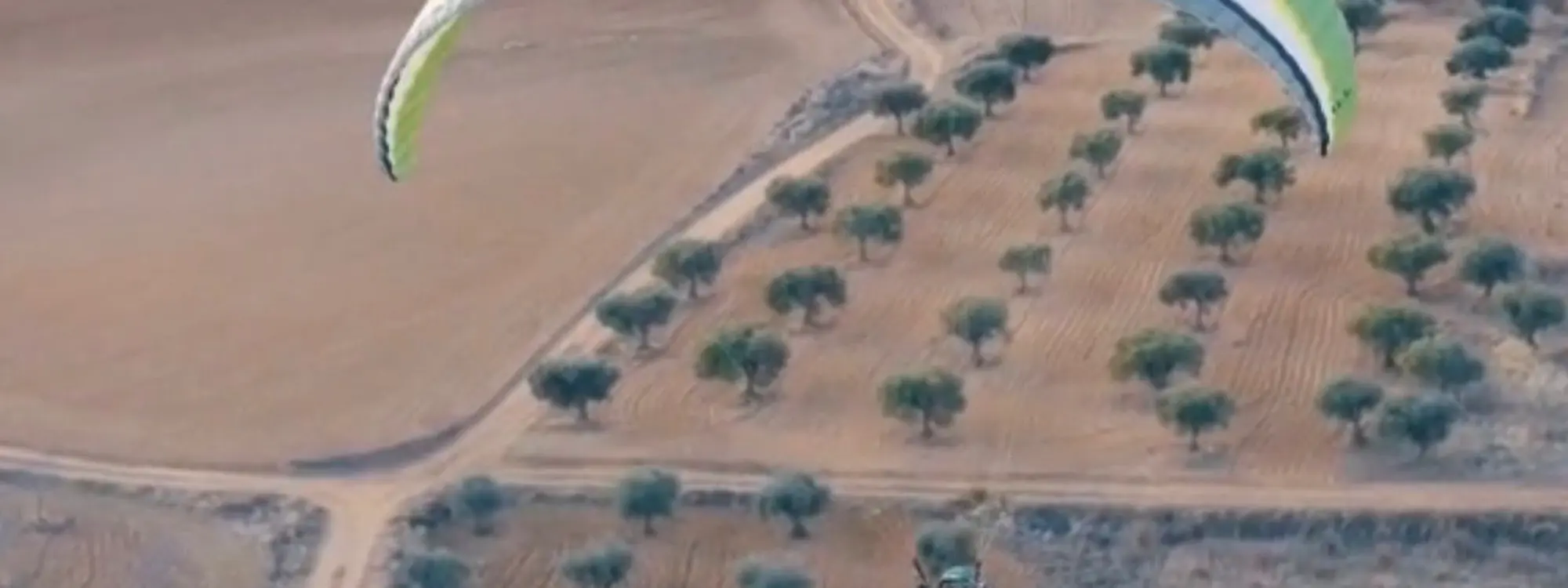 Bautismo de vuelo en paramotor sobre los campos de Valdelaguna