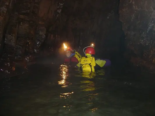 Espeleobarranquismo en la cueva de Tinganón desde Arriondas, Asturias
