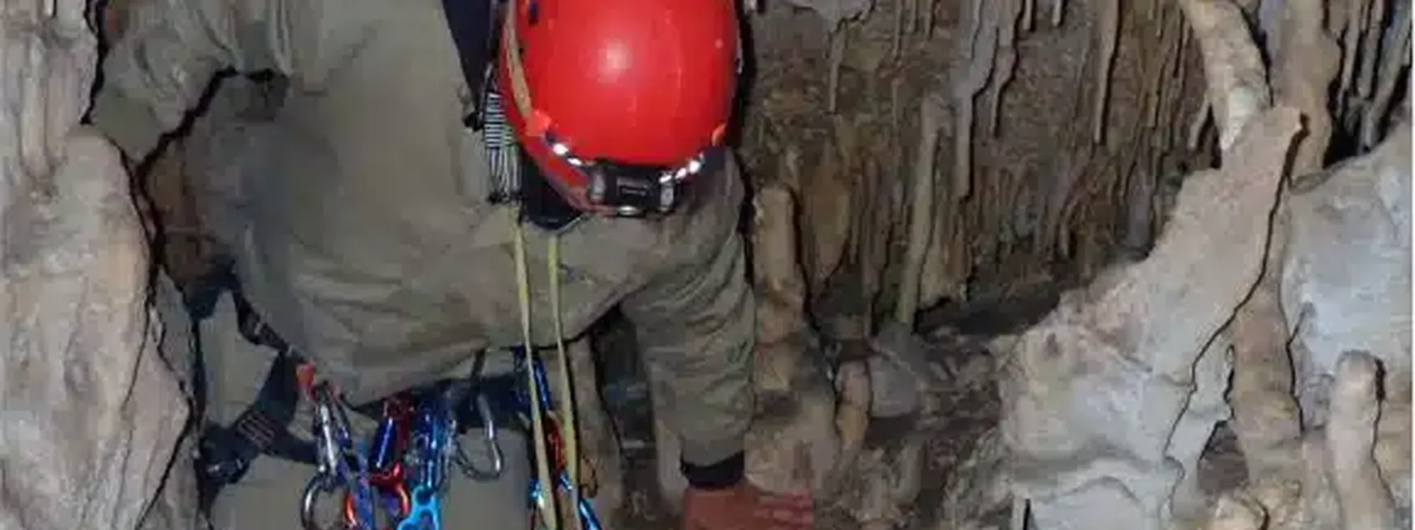 Espeleología avanzada en la Cueva de los Pericos en Confrides