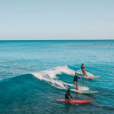 Alquiler de tabla de Surf en la Playa de la Concha en San Sebastián