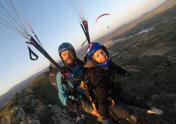 Bautismo de vuelo en parapente en Villar del Arzobispo