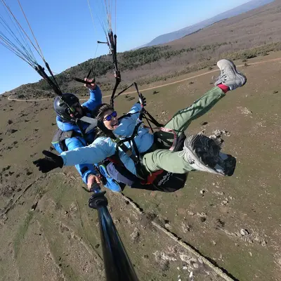 Vuelo en parapente por la vertiente sur de la Sierra de Gredos desde Cebreros
