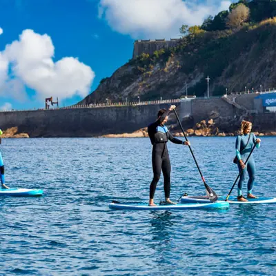 Alquiler de paddlesurf en la Playa de la Concha en San Sebastián, Guipúzcoa