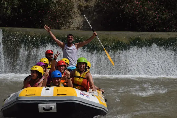 Rafting en el río Segura con paella, bebida y postre en un restaurante a orillas del río