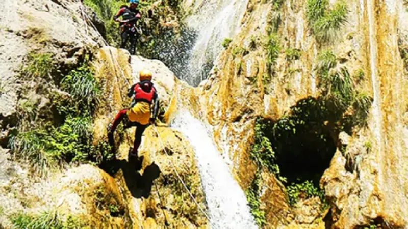 Barranquismo acuático nivel técnico en el Barranco de Otonel en Valencia