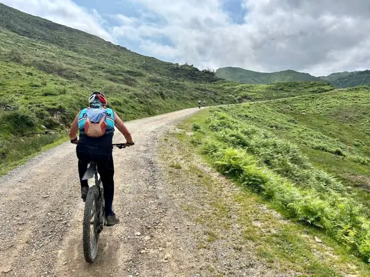 Ruta en bicicleta eléctrica desde Benia de Onís a los Lagos de Covadonga en Asturias