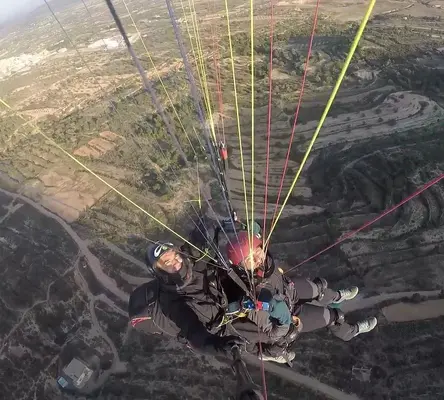 Bautismo de vuelo en parapente en Villar del Arzobispo