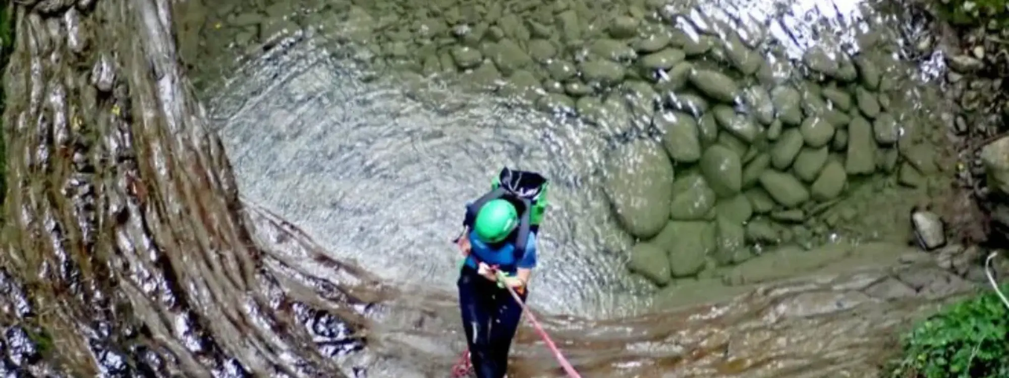Barranquismo acuático en el barranco de Agiñaga en Agíñiga, Álava