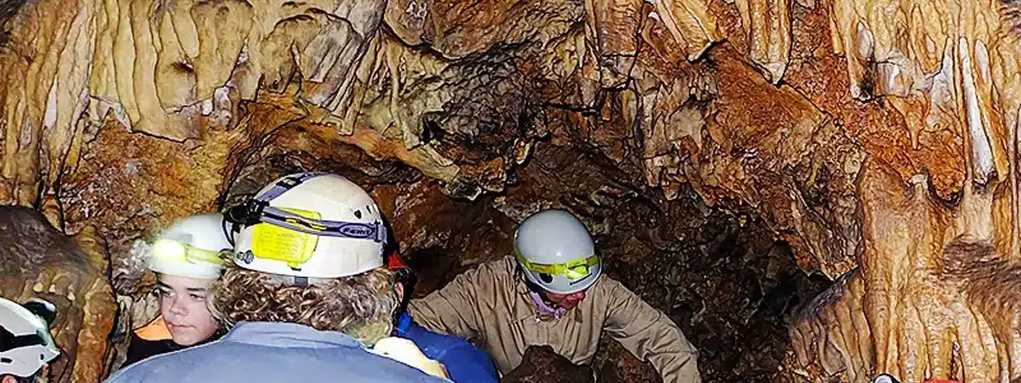 Espeleología de iniciación en la Cueva de la Sarsa en Bocairent
