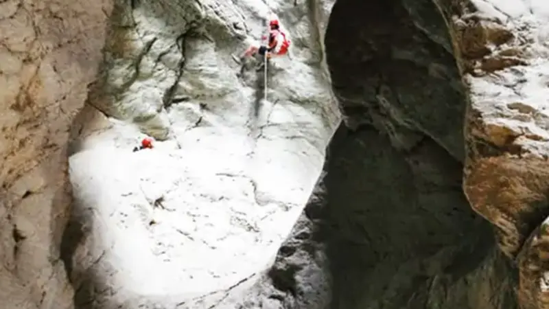 Barranquismo nivel medio en el Barranco del Infierno en Vall d’Ebo