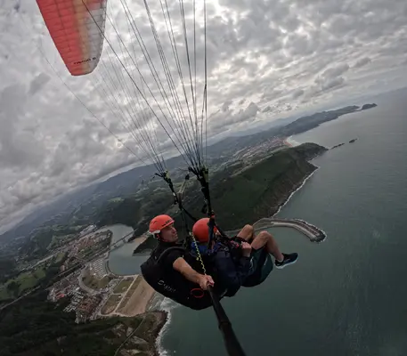 Vuelo avanzado en parapente en Orio con acrobacias y toma de mandos