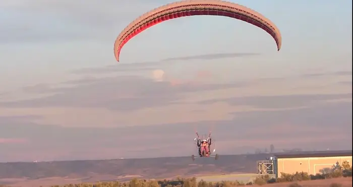 Bautismo de vuelo en paramotor sobre los campos de Valdelaguna