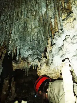 Espeleología avanzada en la Cueva de los Pericos en Confrides