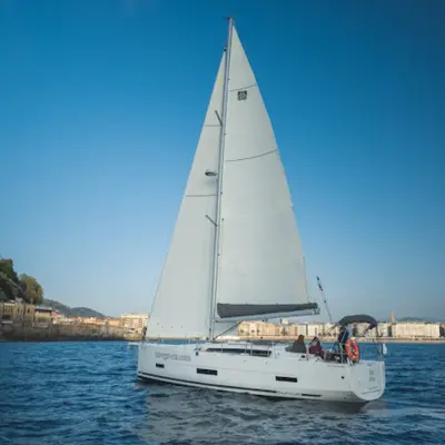 Atardecer en velero en la Bahía de la Concha con baño incluido desde el Puerto Deportivo de San Sebastián, Guipúzcoa