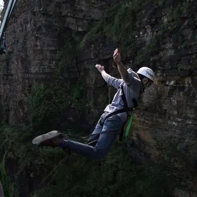 Salto de Puenting desde el Puente de Atxaspi en Vizcaya