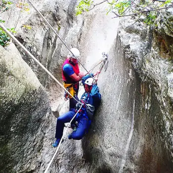 Barranquismo nivel avanzado en el Barranco de Penyals en Vall de Alcalà