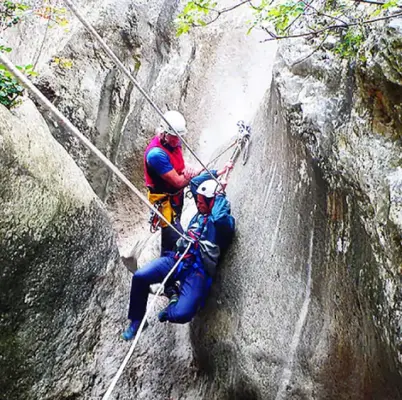 Barranquismo nivel avanzado en el Barranco de Penyals en Vall de Alcalà