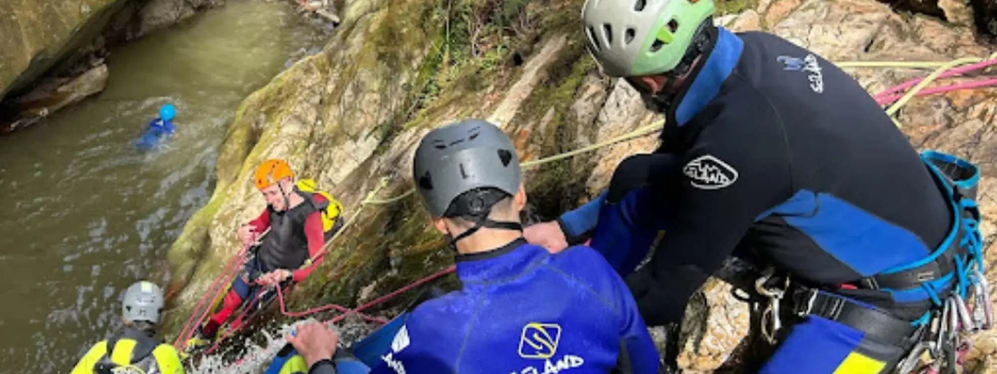 Barranquismo acuático en el barranco Carangas de nivel medio-alto desde Arriondas, Asturias