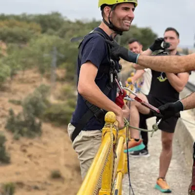 Salto de Puenting de 30 metros de altura desde el puente de Buitrago del Lozoya, Madrid