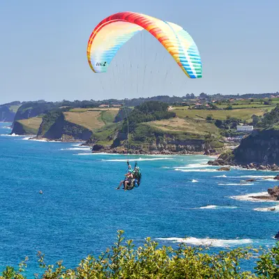 Parapente biplaza en Gijón con vistas a la costa asturiana