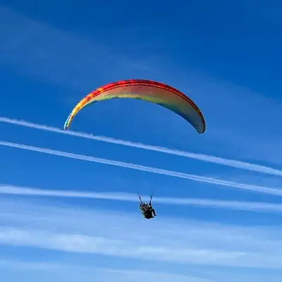 Parapente biplaza en Gijón con vistas a la costa asturiana
