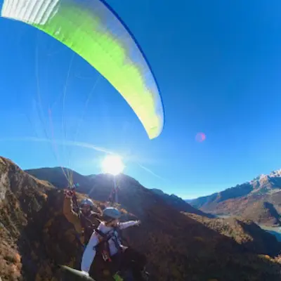 Vuelo en parapente biplaza sobre el Valle de Tena, Pirineo Aragonés