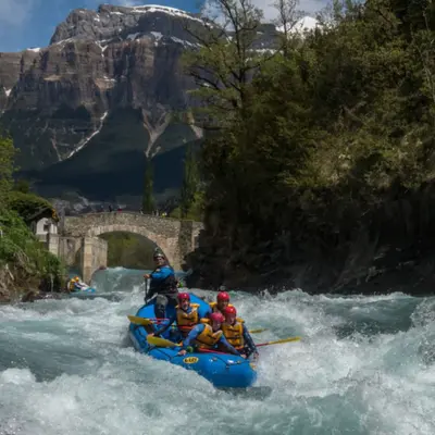 Rafting en el río Esca en el valle del Roncal