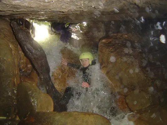 Espeleobarranquismo en la cueva de Tinganón desde Arriondas, Asturias