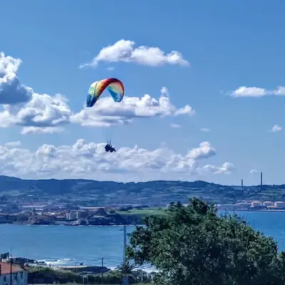 Parapente biplaza en Gijón con vistas a la costa asturiana