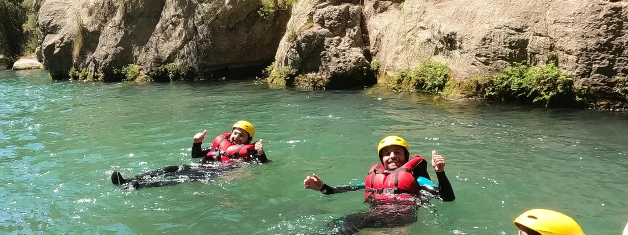 Descenso de aguas bravas por el río Mijares con tu propio cuerpo desde Montanejos, Castellón