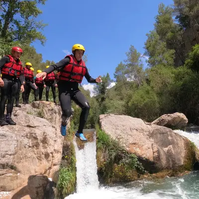 Descenso de aguas bravas por el río Mijares con tu propio cuerpo desde Montanejos, Castellón