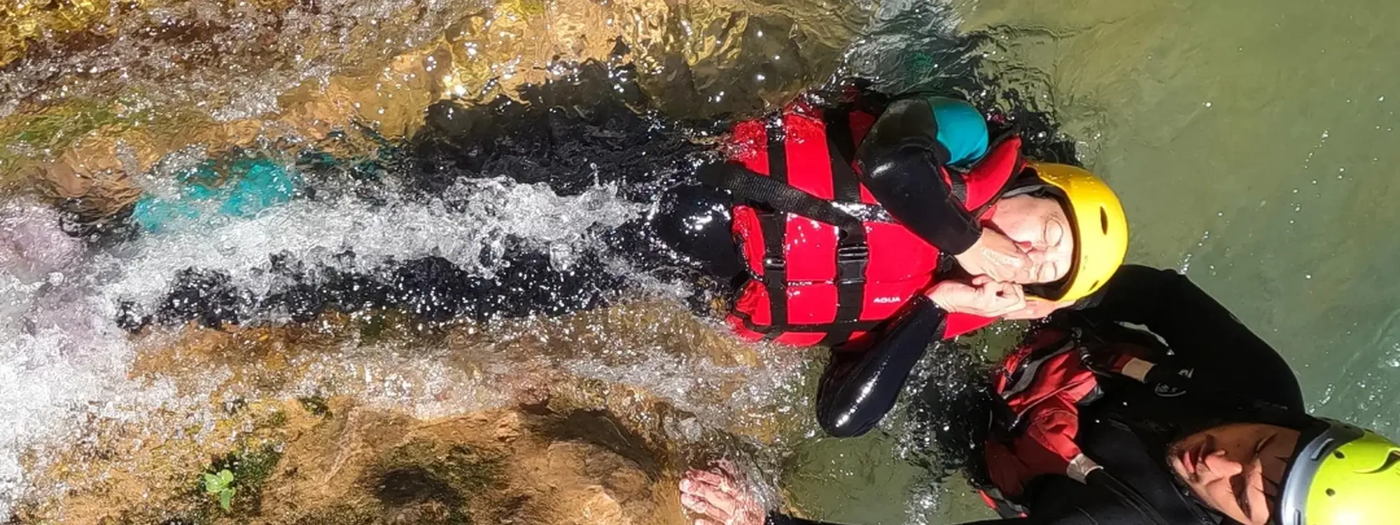 Descenso de aguas bravas por el río Mijares con tu propio cuerpo desde Montanejos, Castellón