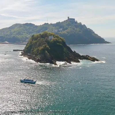 Alquiler privado de catamarán por horas en el Puerto de San Sebastián