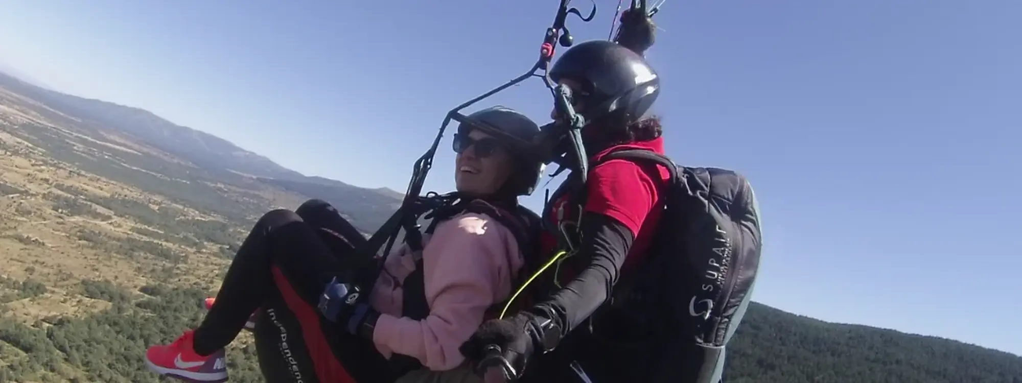 Bautismo de vuelo en parapente en Somosierra sobre el Valle del Lozoya