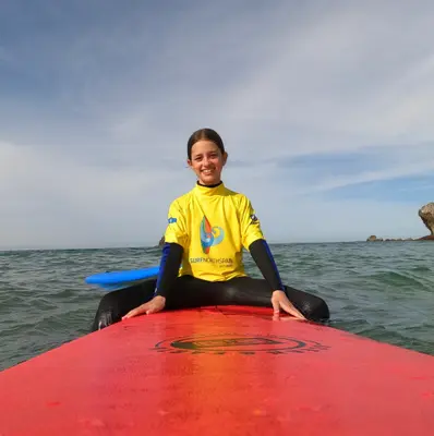 Clase de surf de 1 hora para niños en Llanes