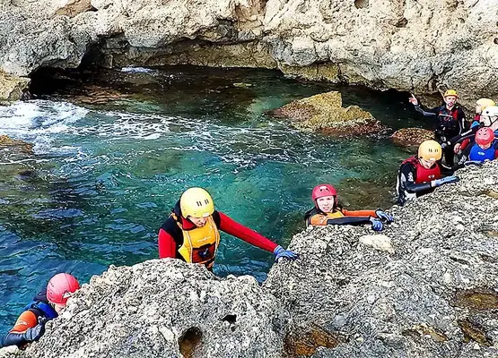 Coasteering por los acantilados de la Playa de Torres en Villajoyosa